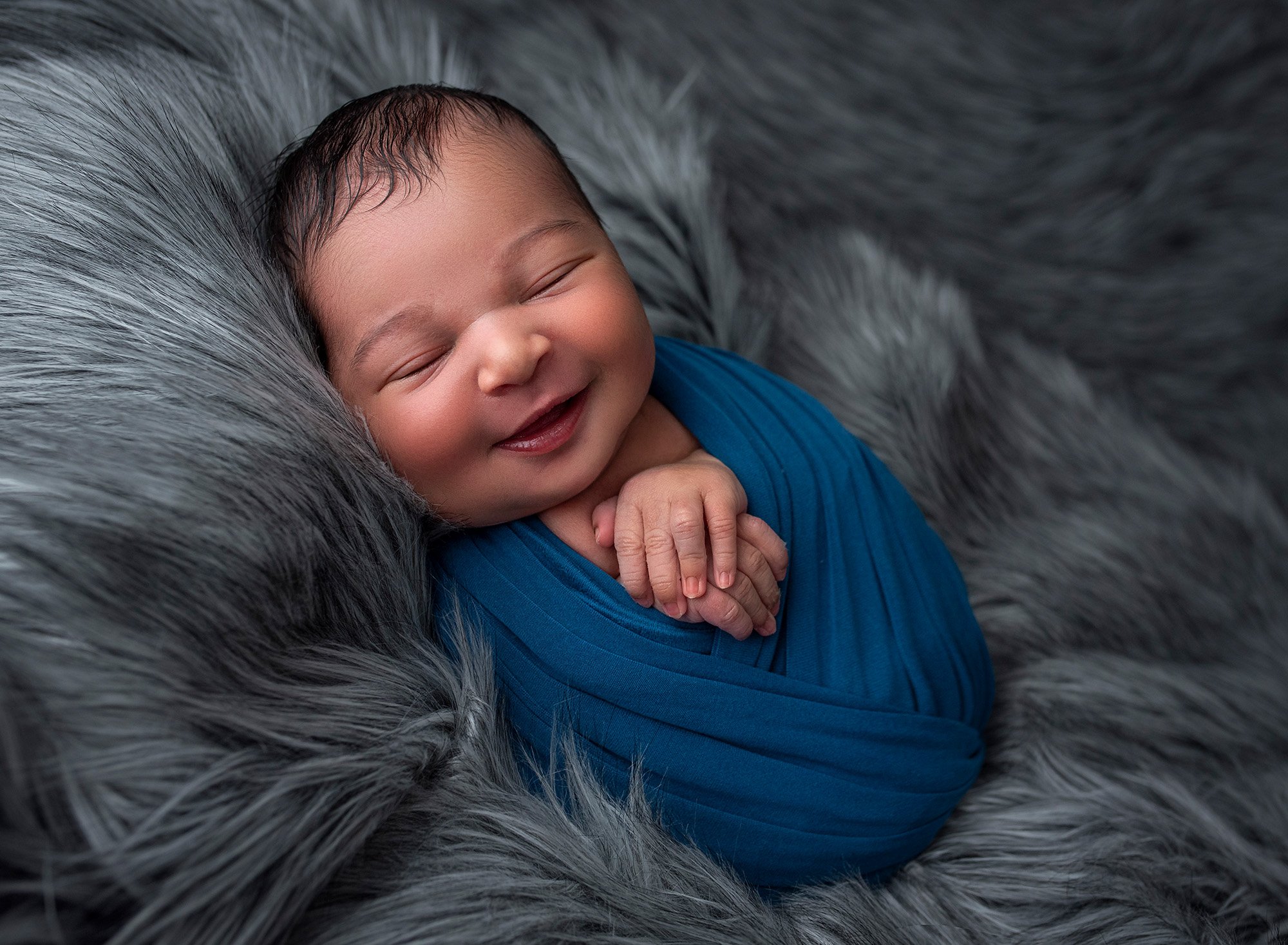 Newborn smile with big sister photos
