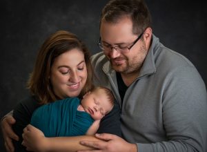 newborn photoshoot with parents